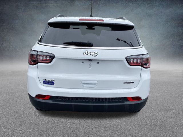 2022 Jeep Compass Latitude Lux photo 2