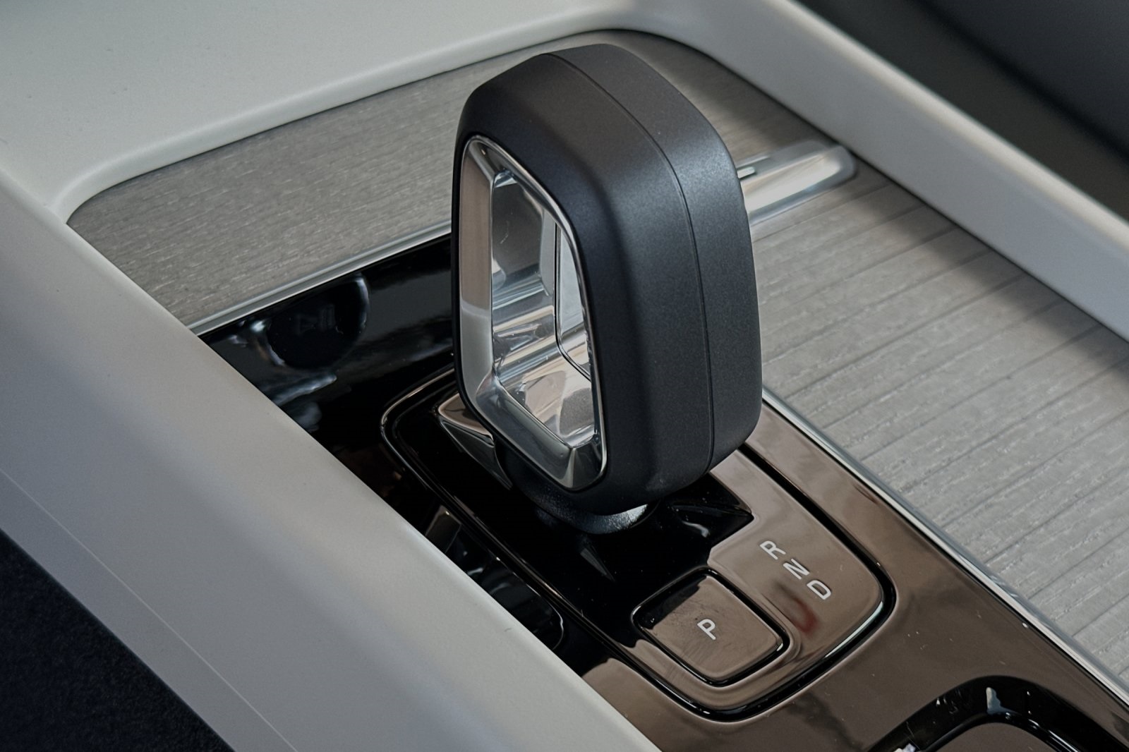 2025 Volvo XC60 Plus photo 16