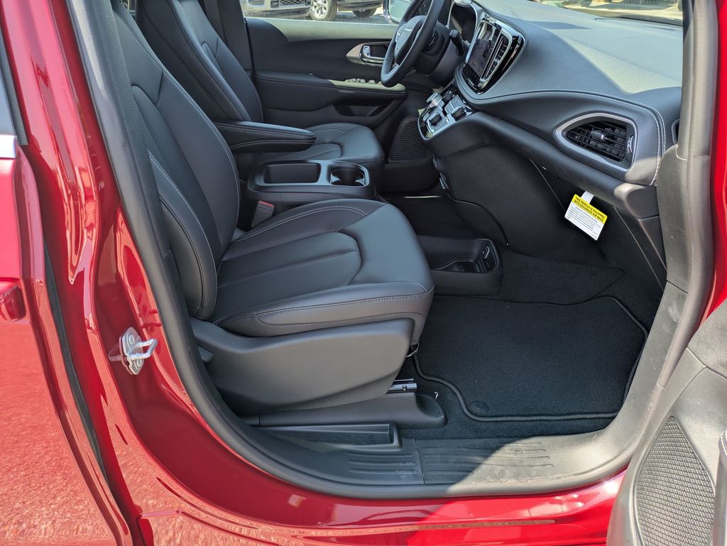 2026 Chrysler Pacifica photo 26