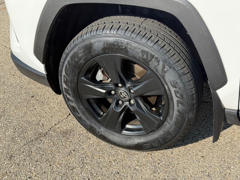 2023 Toyota RAV4 XLE photo 9