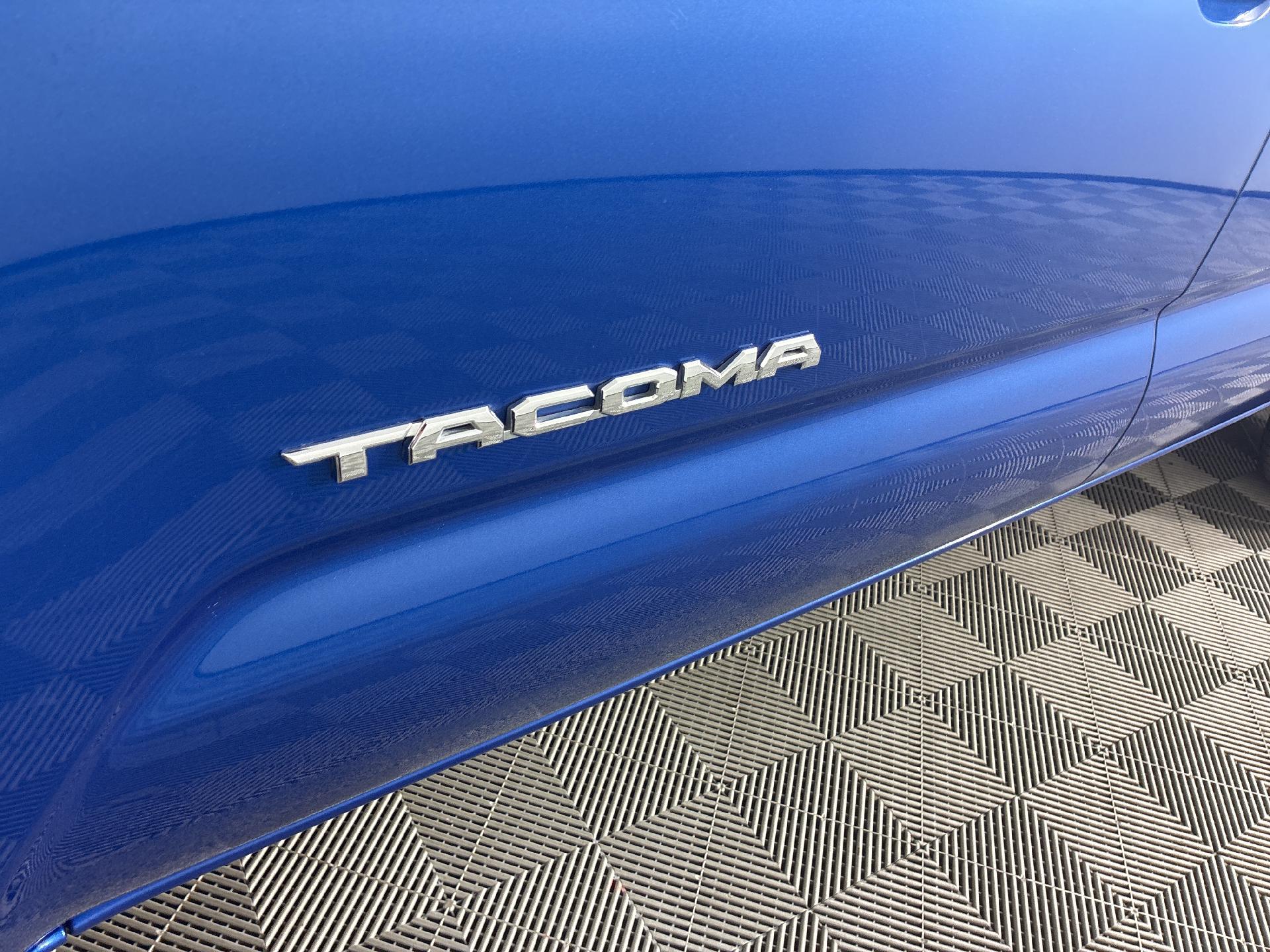 2017 Toyota Tacoma TRD photo 8