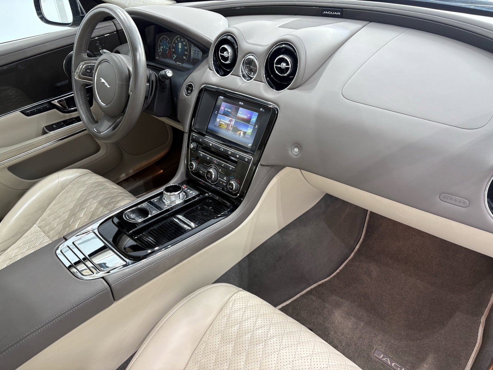 2017 Jaguar XJ L Supercharged photo 27