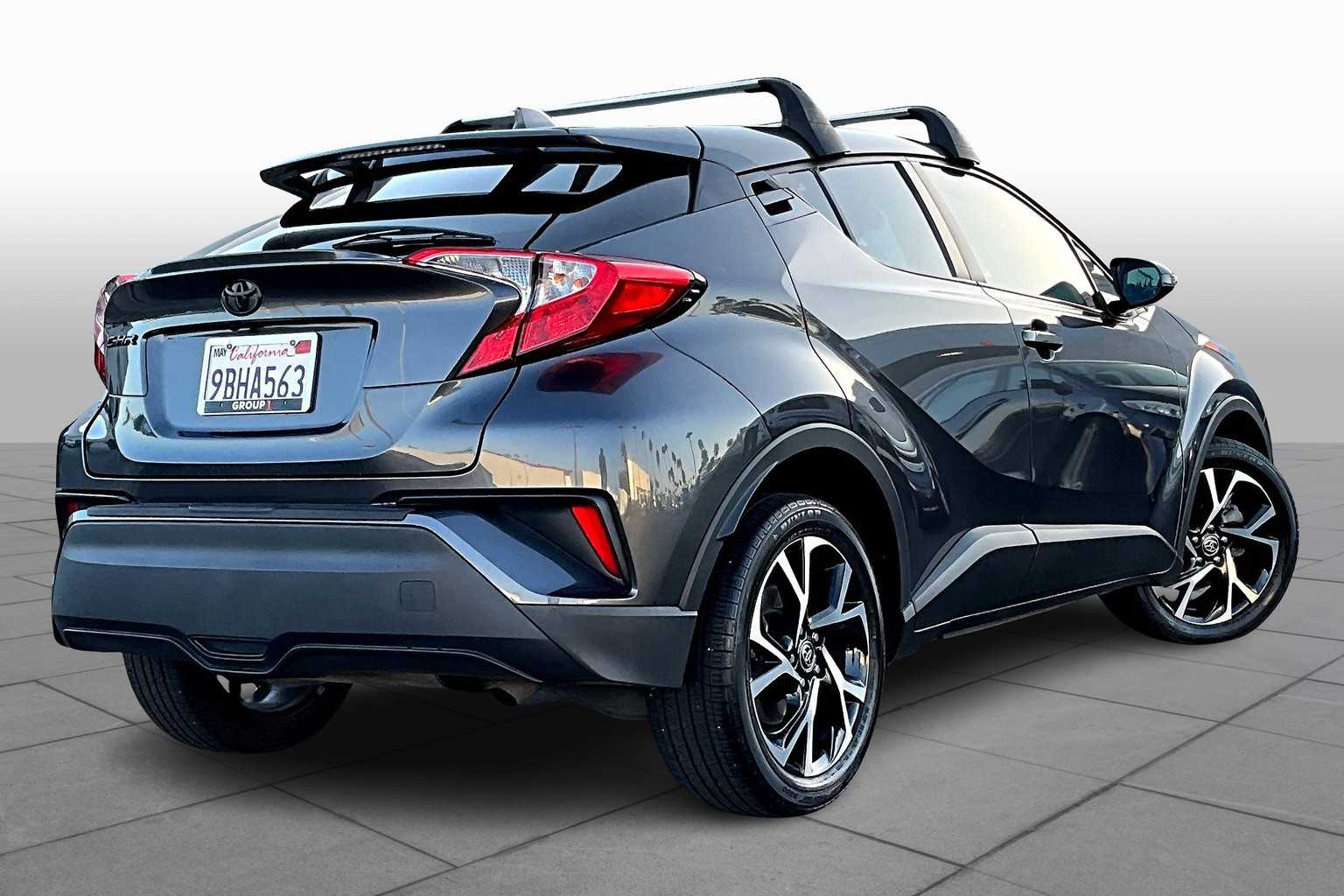 2022 Toyota C-HR XLE photo 12
