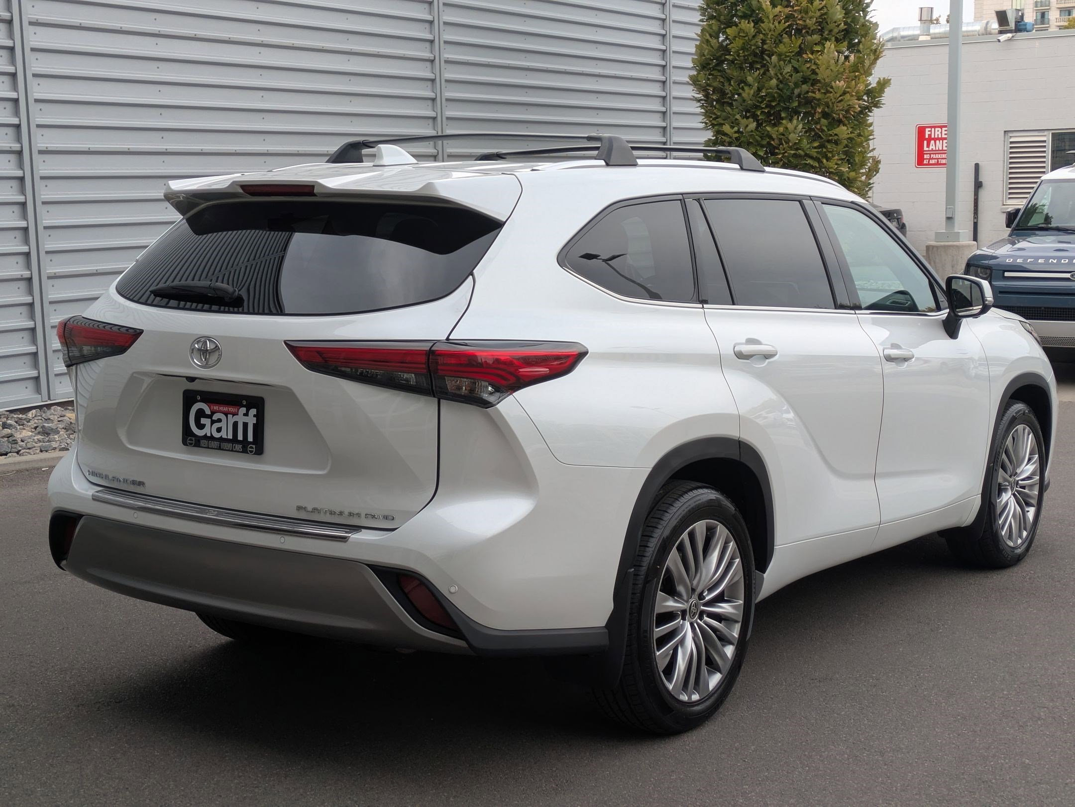 2023 Toyota Highlander L photo 3