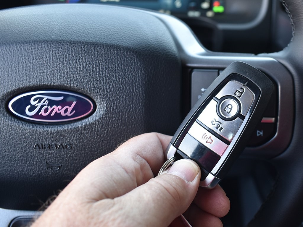 2025 Ford F-150 Lightning XLT photo 9