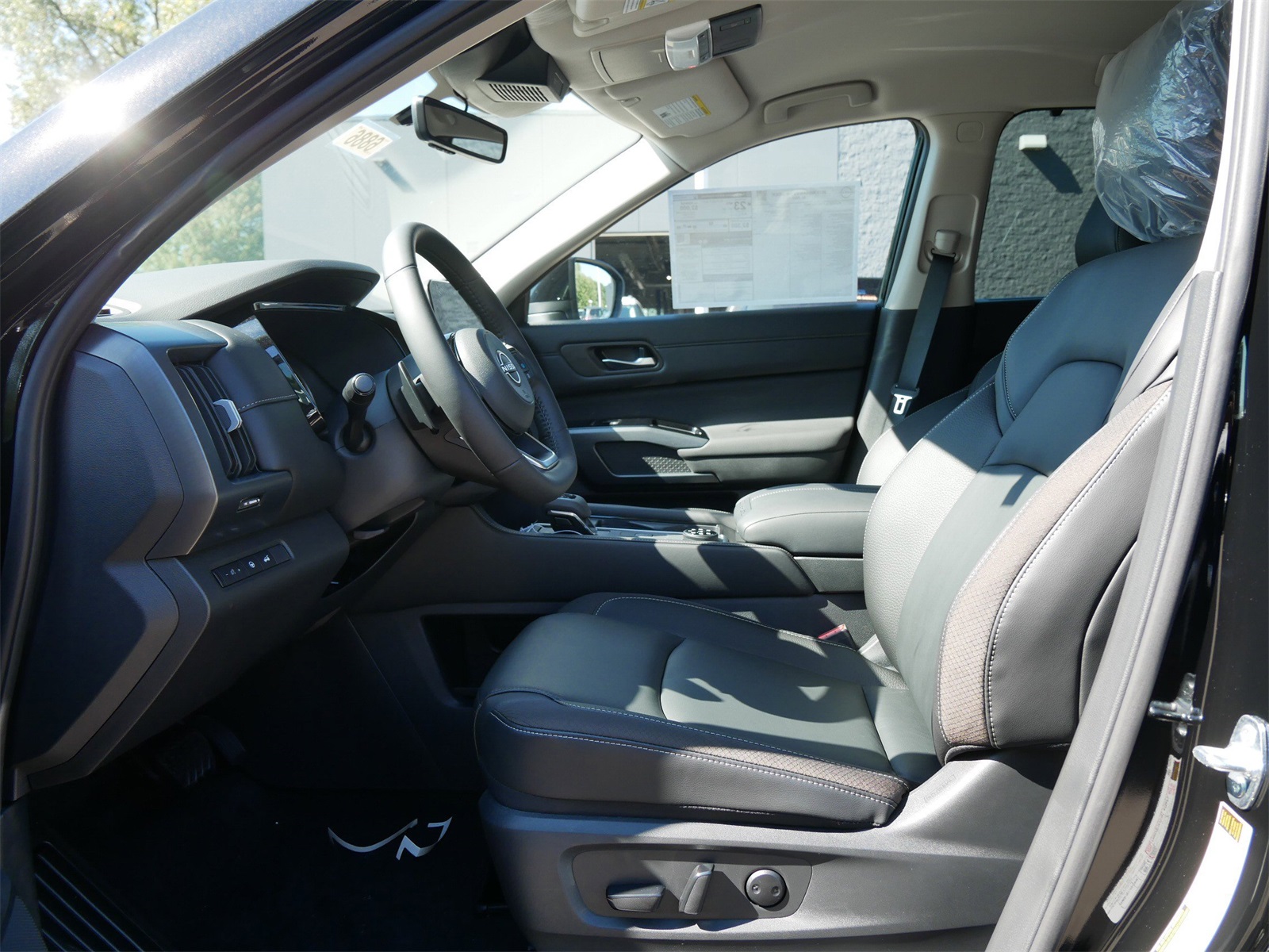 2025 Nissan Pathfinder SL photo 5