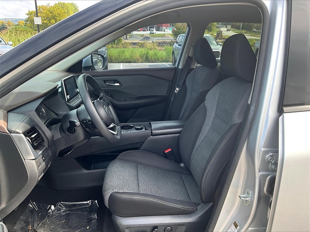 2021 Nissan Rogue SV photo 9