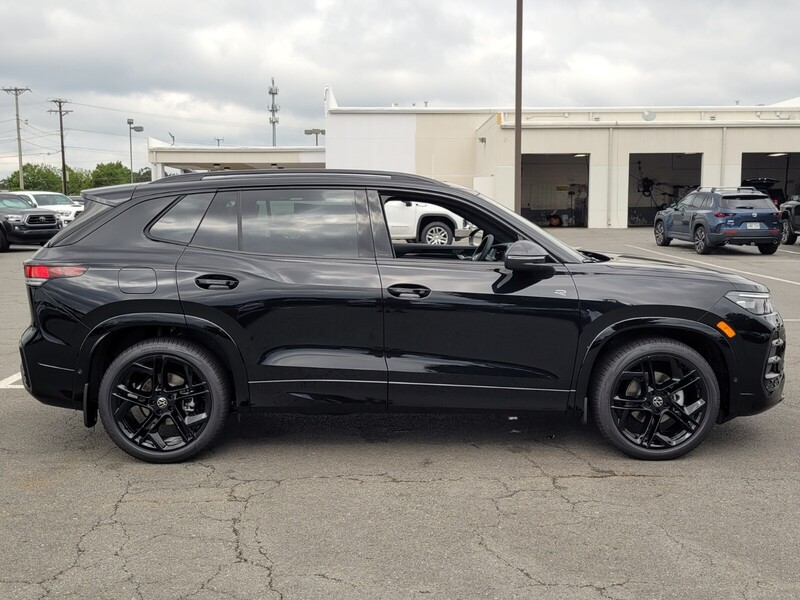 2025 Volkswagen Tiguan SE R-Line Black photo 2