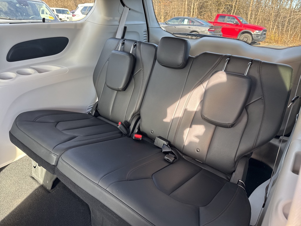 2020 Chrysler Pacifica Touring L photo 3