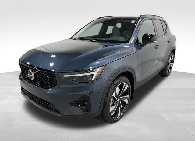 2026 Volvo XC40 photo 3