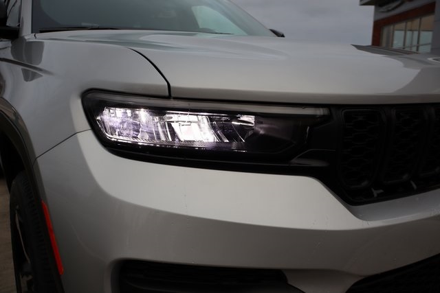 2025 Jeep Grand Cherokee Altitude photo 3