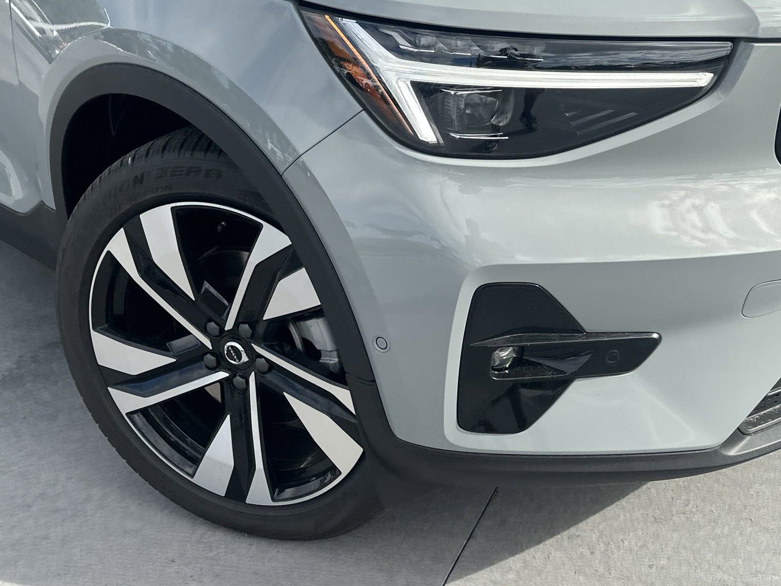 2025 Volvo XC40 Plus photo 2
