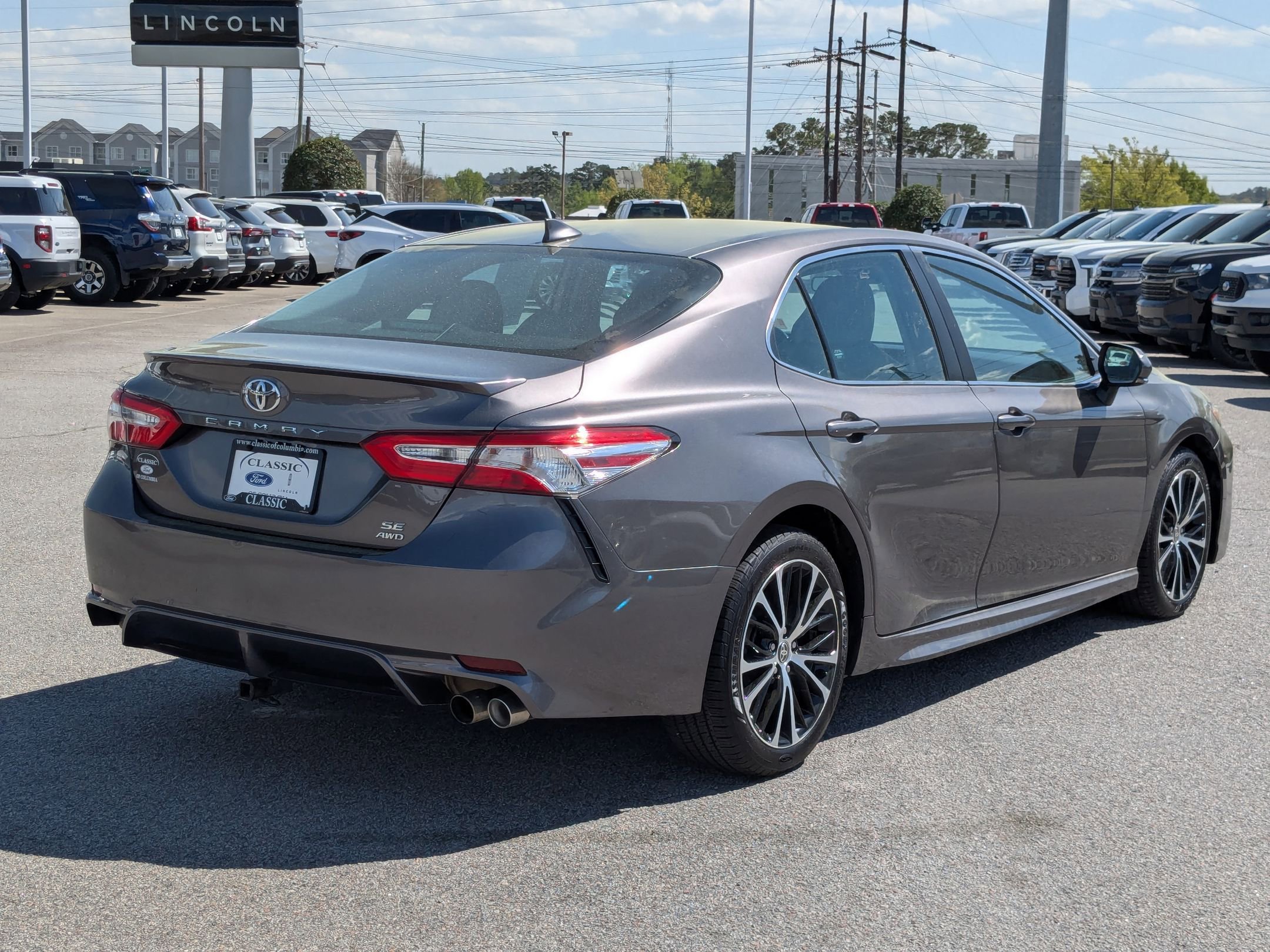 2020 Toyota Camry SE photo 5