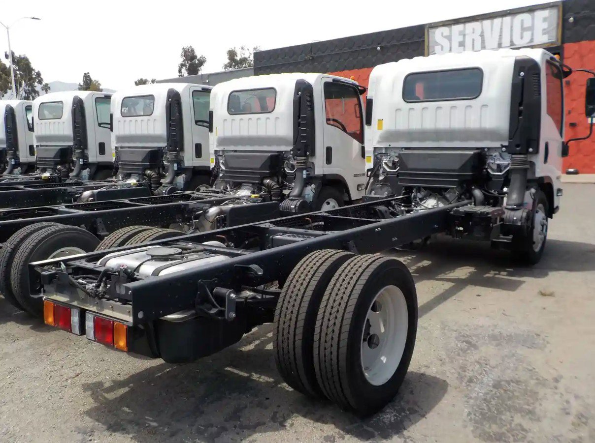 2024 Isuzu NQR photo 3