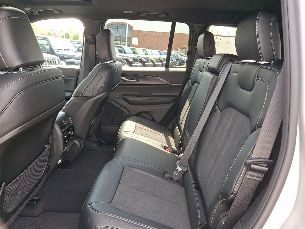 2025 Jeep Grand Cherokee Altitude photo 10