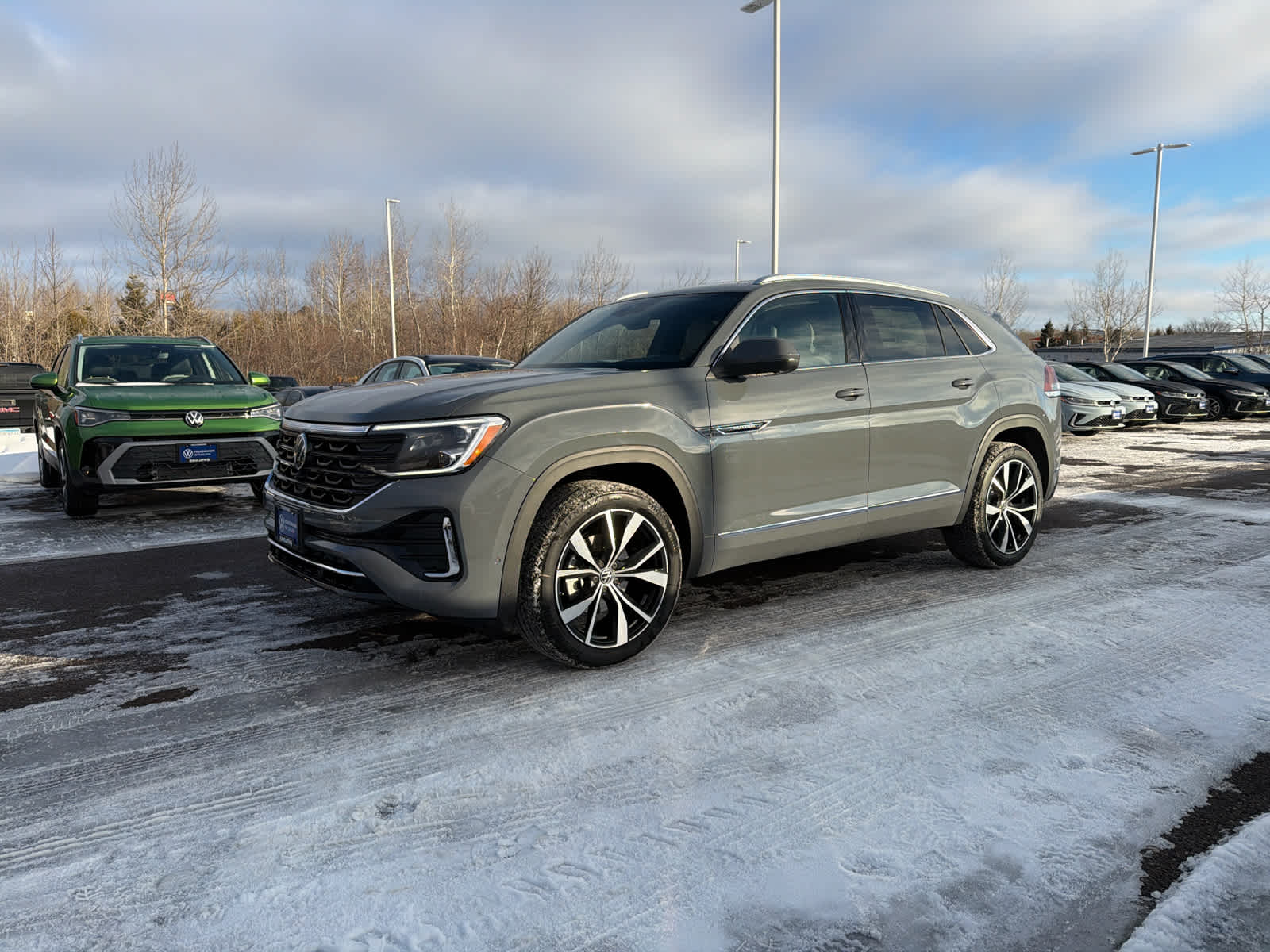 2026 Volkswagen Atlas Cross Sport SEL Premium R-LINE's photo