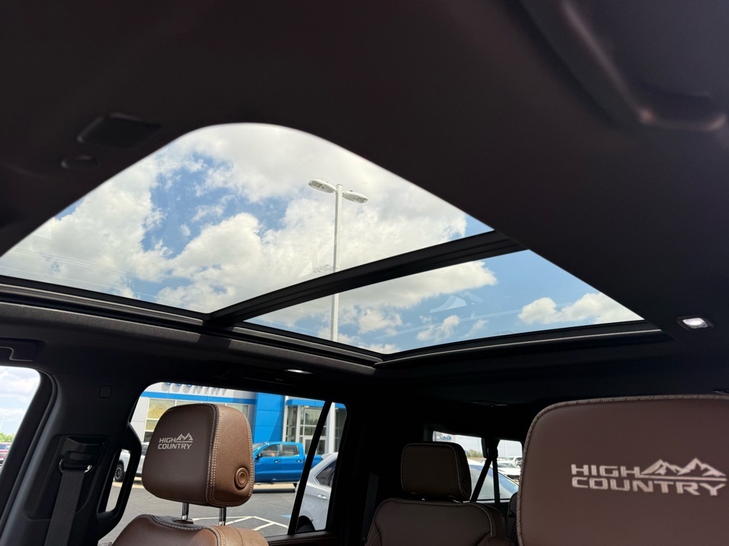 2023 Chevrolet Suburban High Country photo 22
