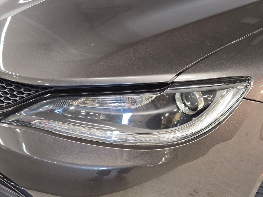 2015 Chrysler 200 S photo 12