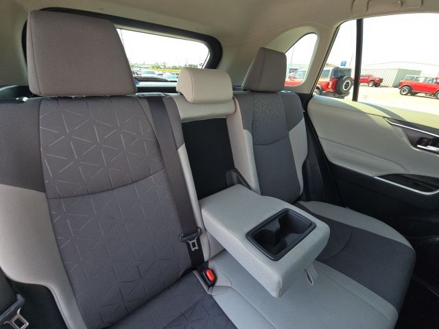 2021 Toyota RAV4 XLE photo 12