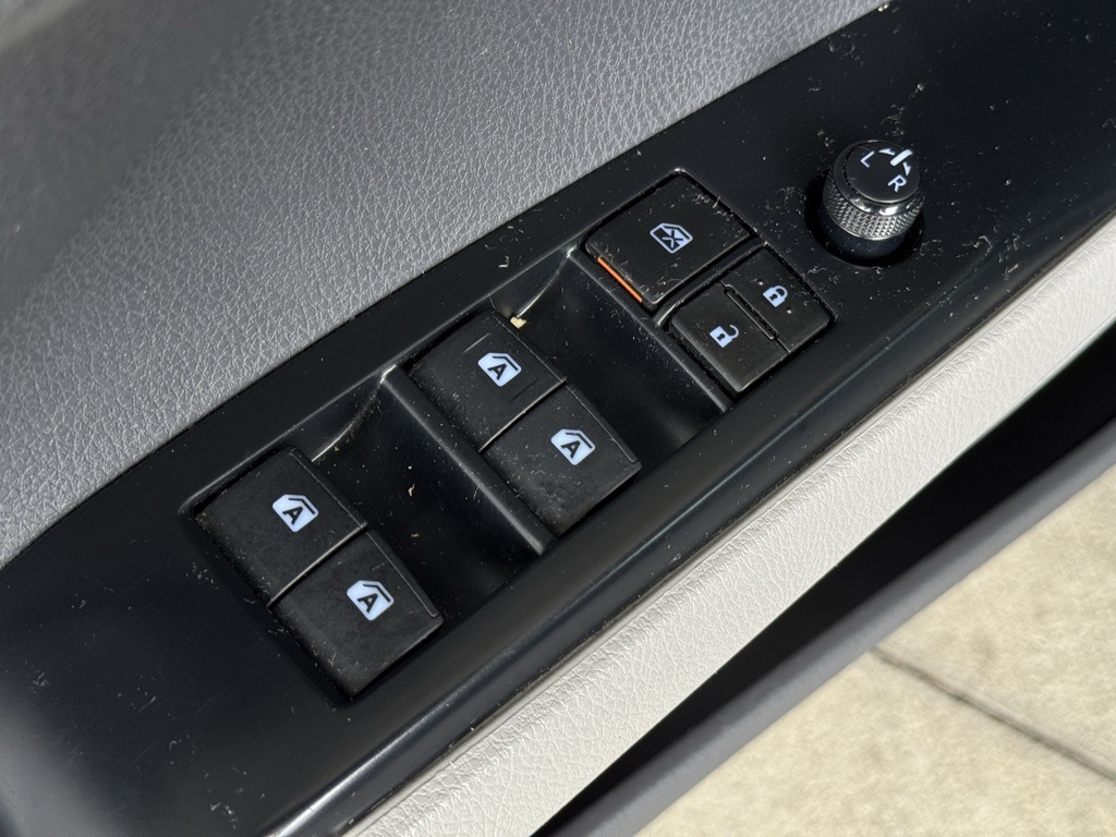 2020 Toyota Camry SE photo 22