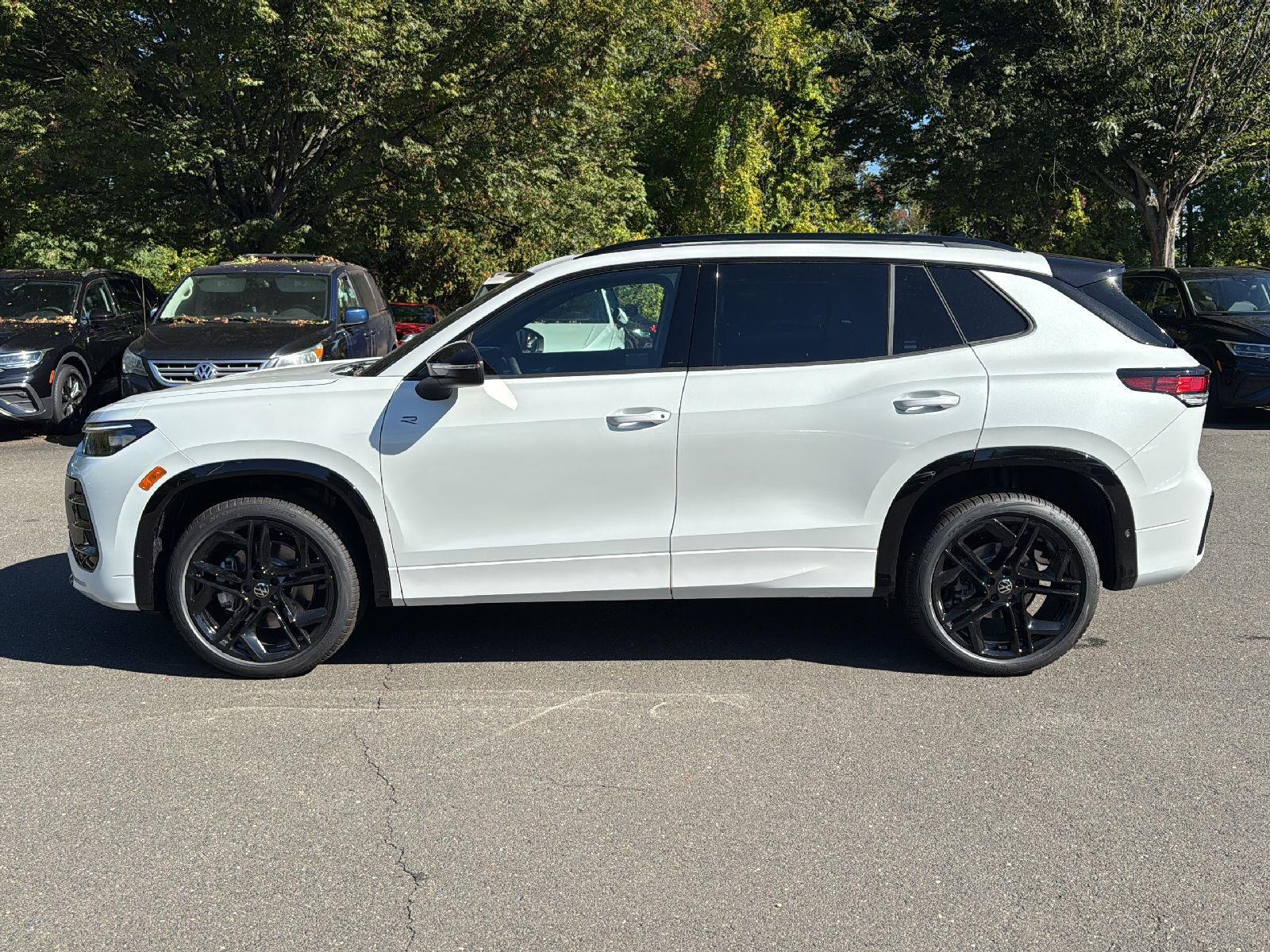 2025 Volkswagen Tiguan SE R-Line Black photo 2