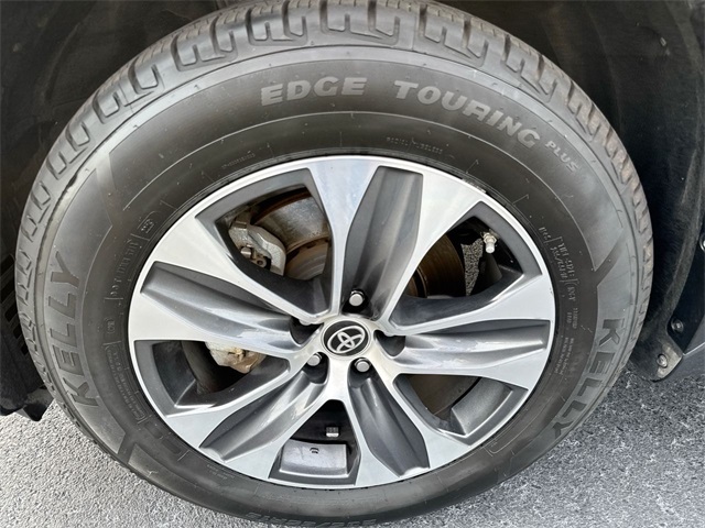 2024 Toyota Highlander XLE photo 2