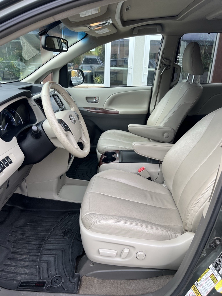 2014 Toyota Sienna photo 10