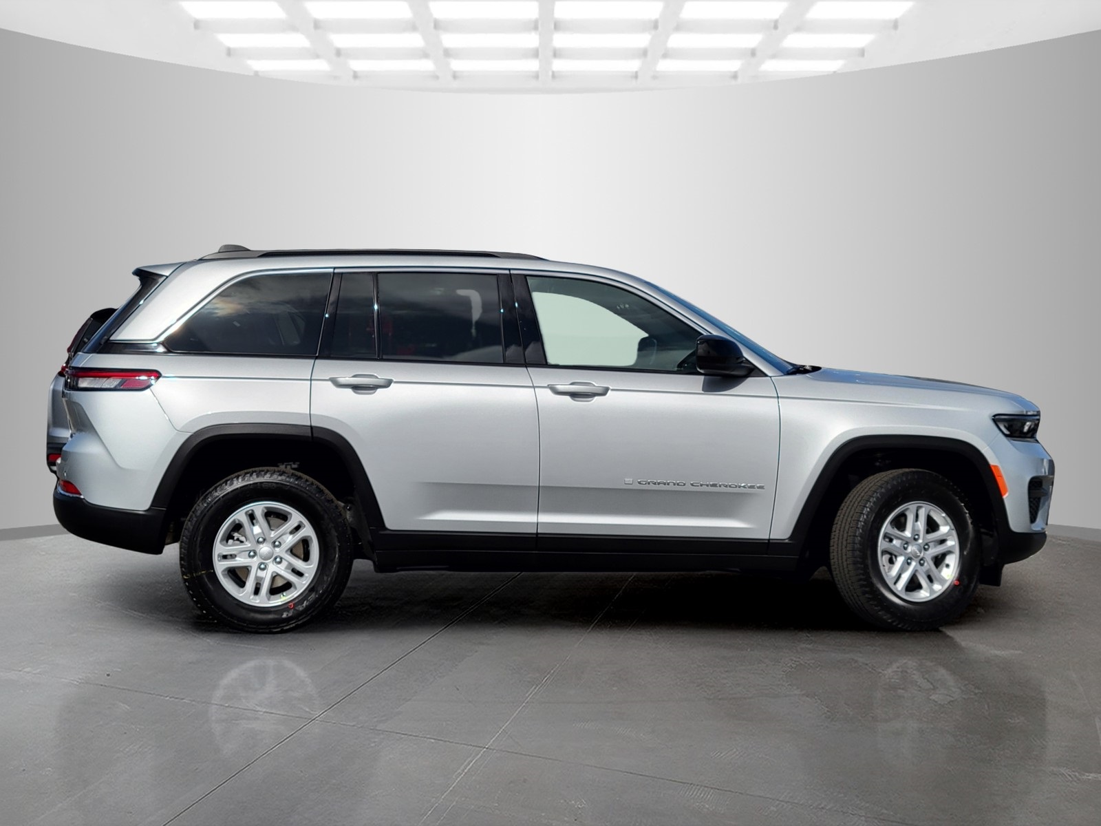 2025 Jeep Grand Cherokee Laredo photo 4