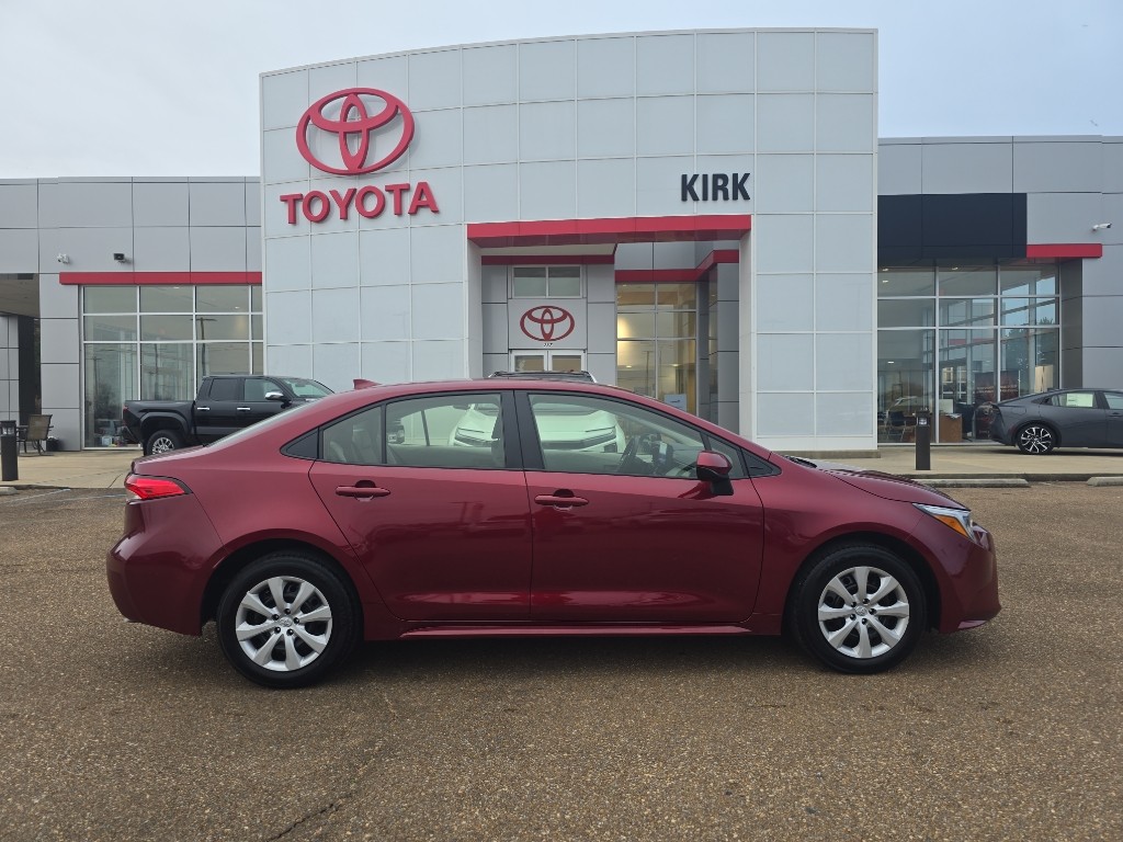 2025 Toyota Corolla LE's photo