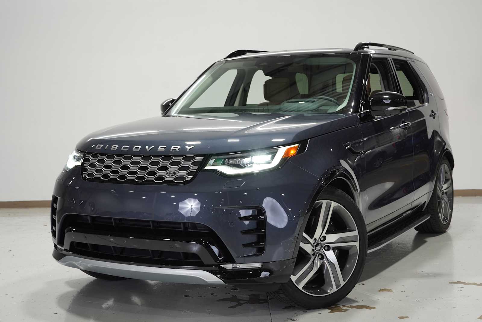 2025 Land Rover Discovery Metropolitan Edition's photo