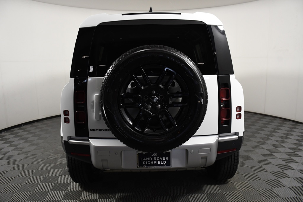 2025 Land Rover Defender 110 S photo 4