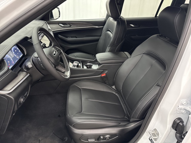 2025 Jeep Grand Cherokee Limited photo 4