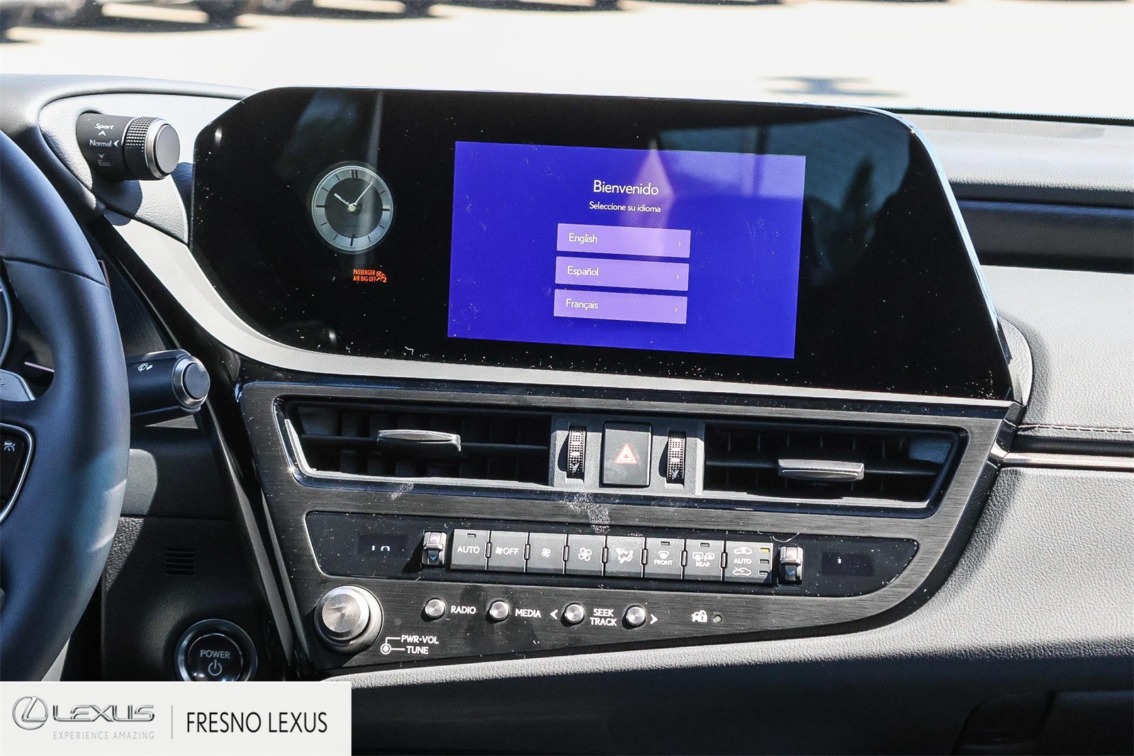 2025 Lexus ES 300h photo 17