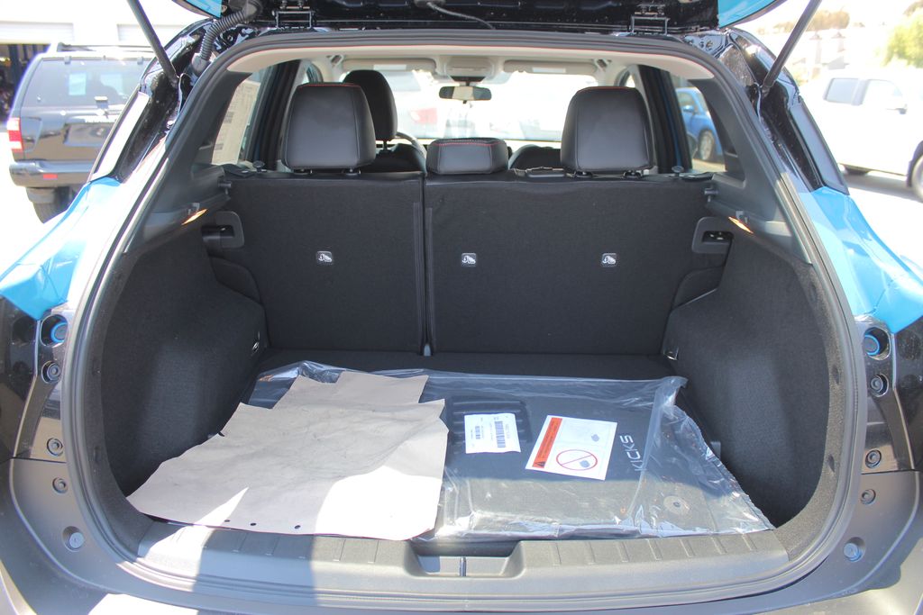 2025 Nissan Kicks SR photo 10