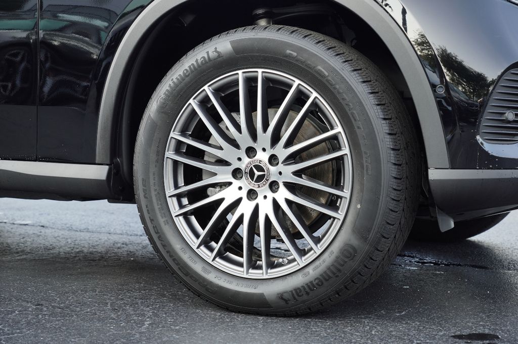 2025 Mercedes Benz GLC 300 photo 9