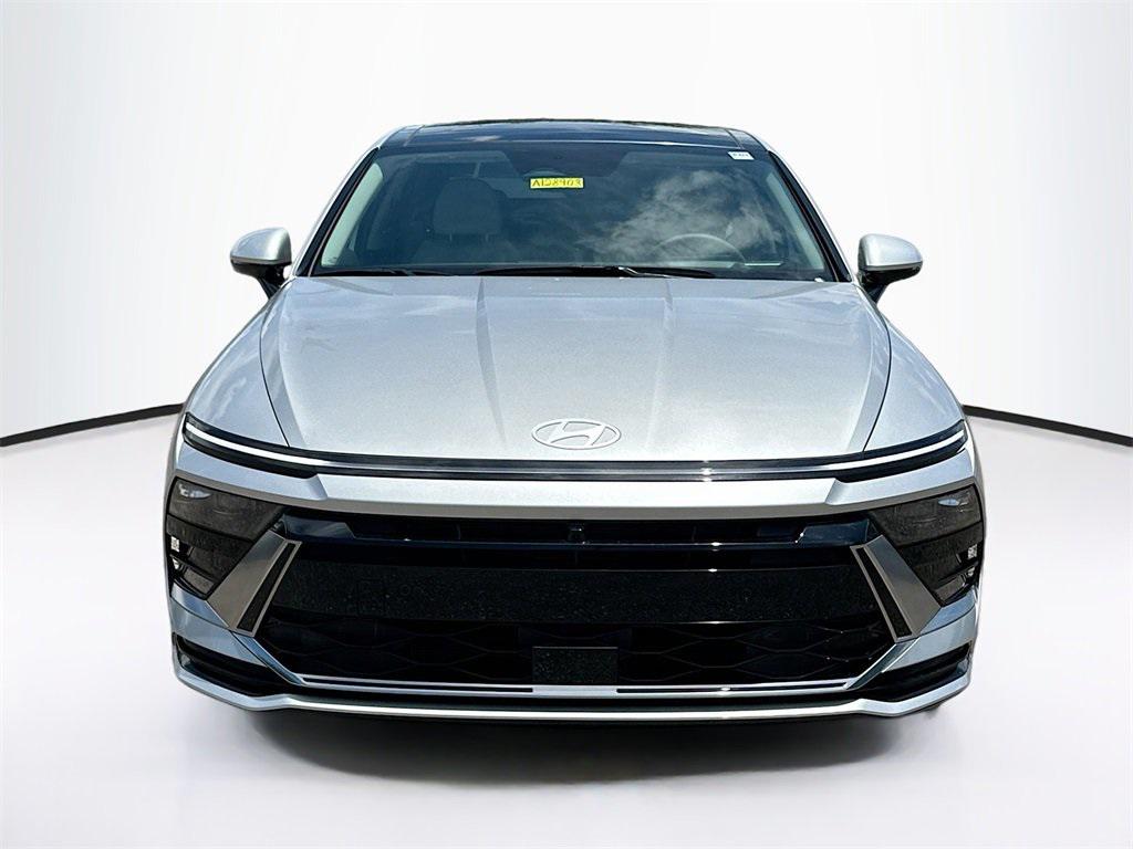 2025 Hyundai Sonata Hybrid Limited photo 2