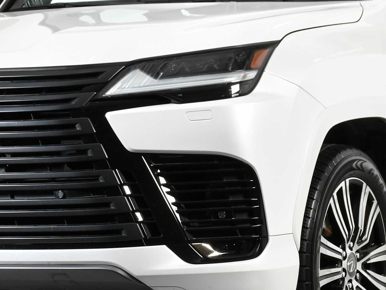 2023 Lexus LX 600 Luxury photo 7