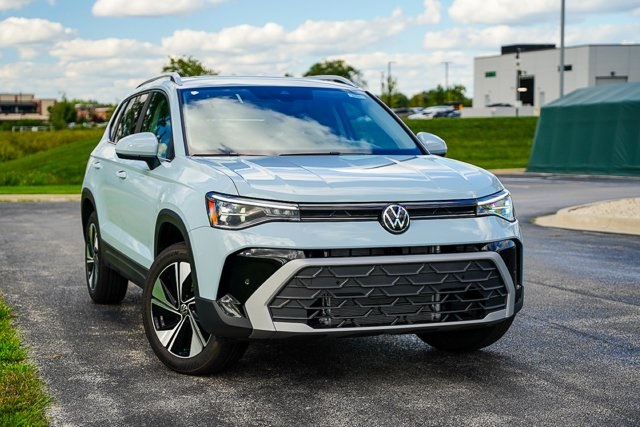 2025 Volkswagen Taos SE photo 3