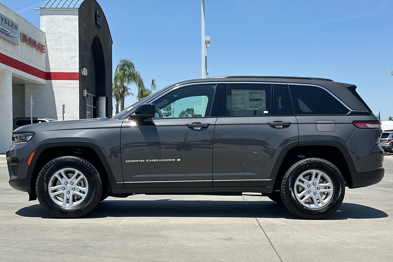2025 Jeep Grand Cherokee Laredo photo 3