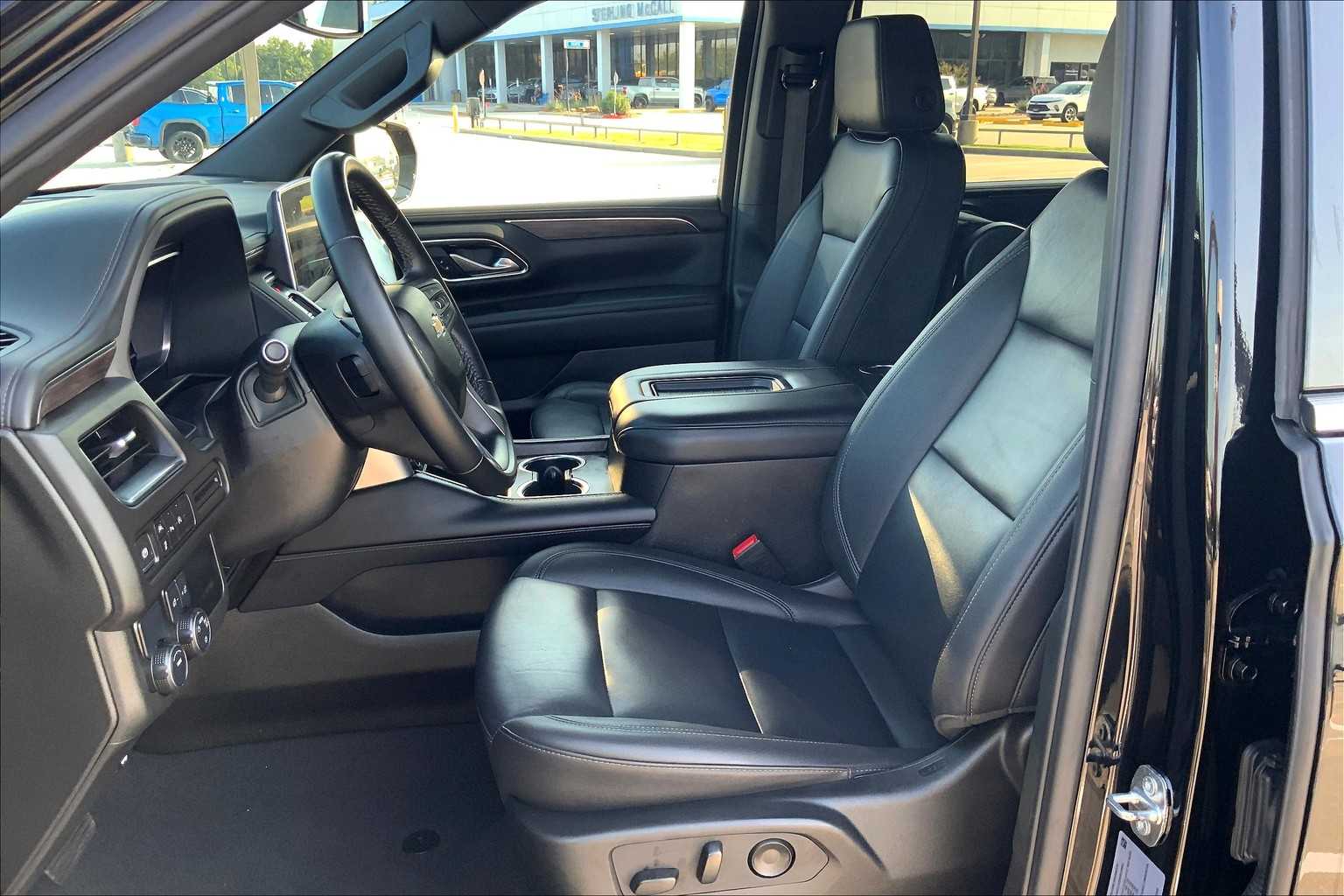 2024 Chevrolet Suburban LT photo 7