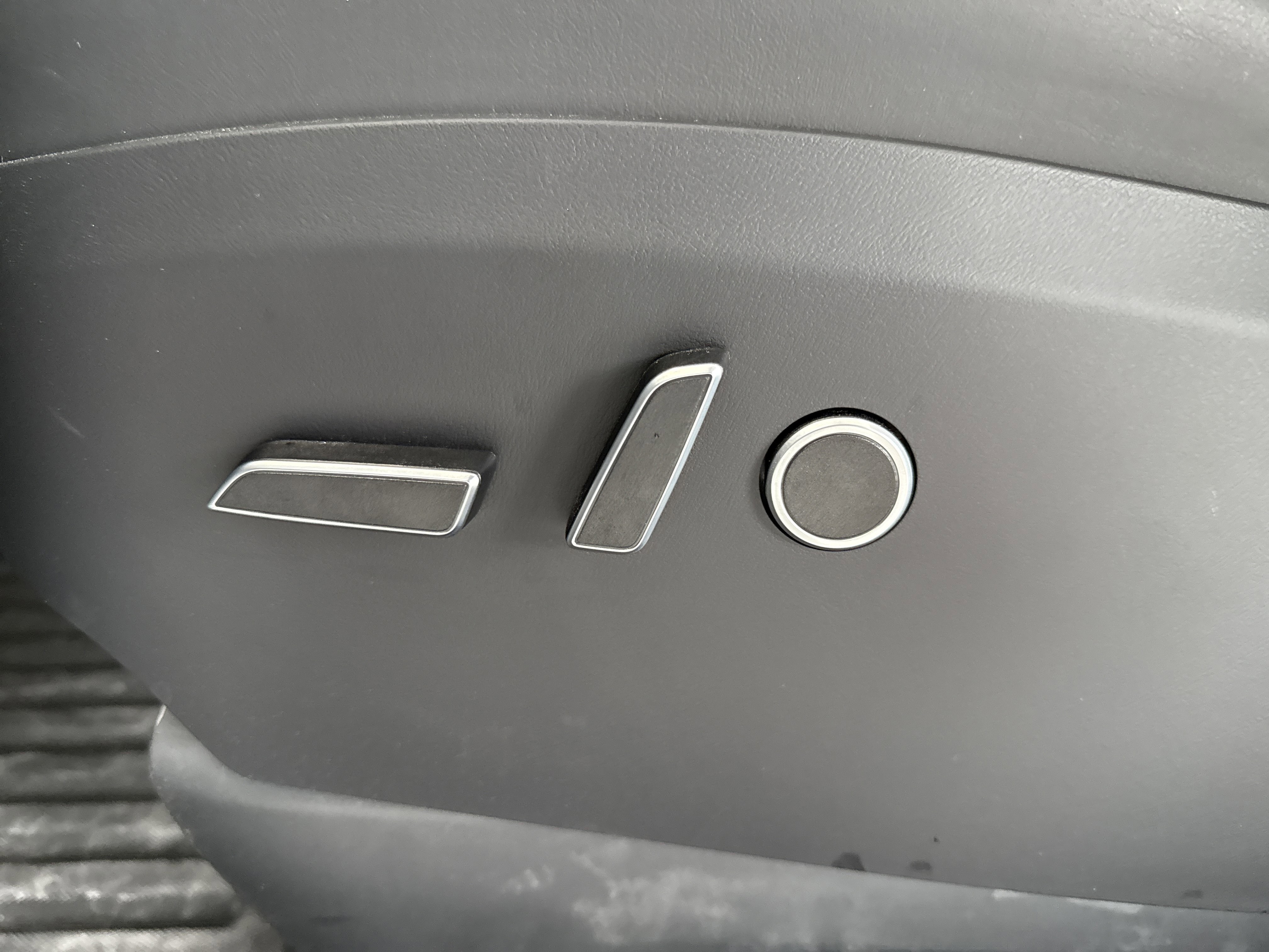 2025 Tesla Model X photo 3