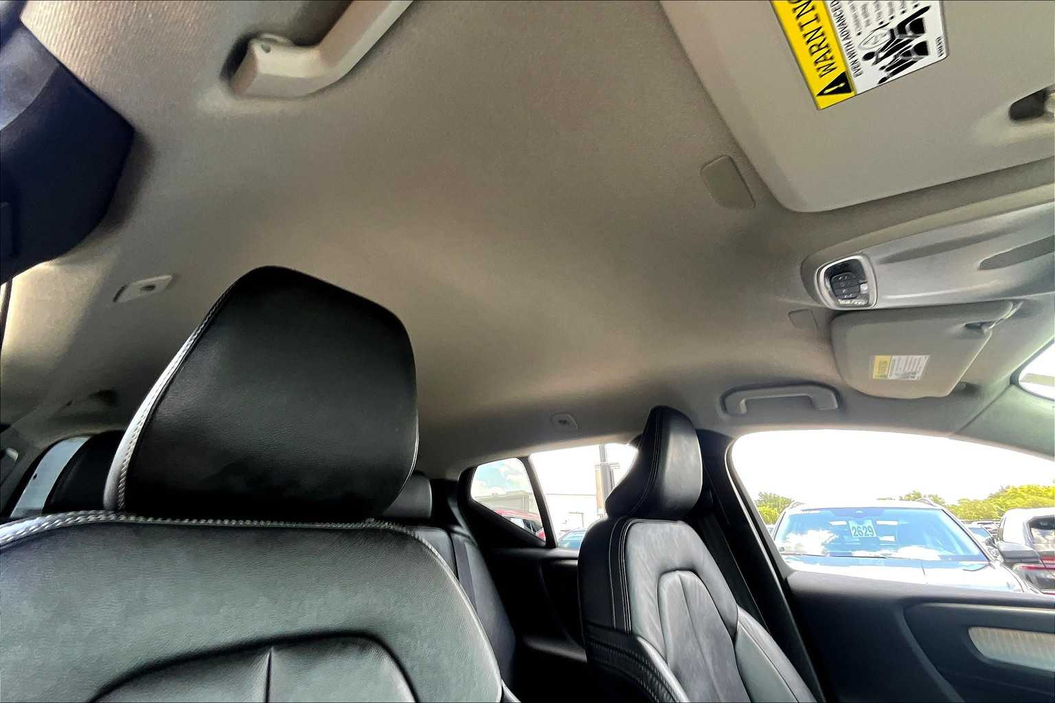2022 Volvo XC40 Momentum photo 12