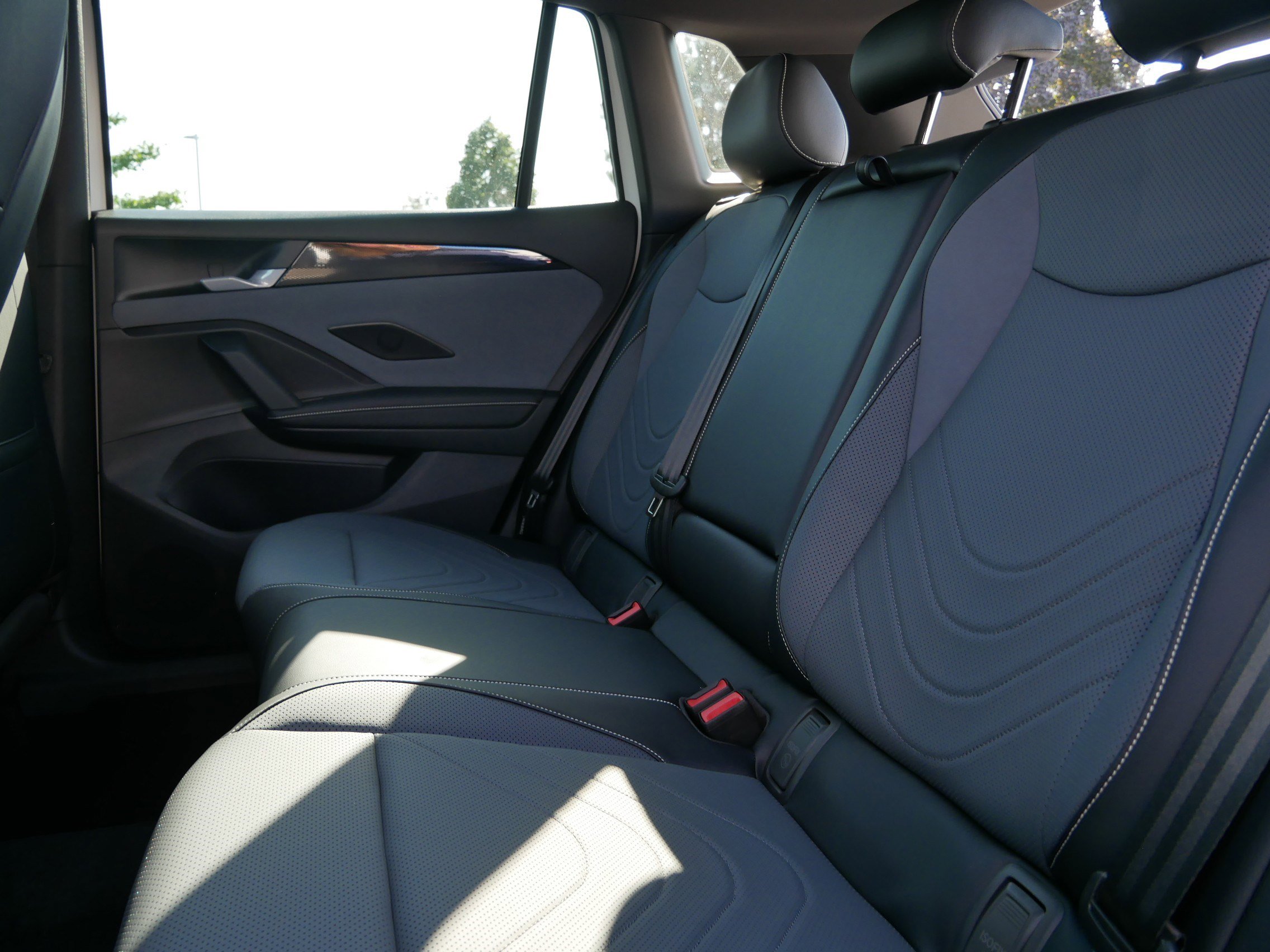 2025 Volkswagen Tiguan SE R-Line Black photo 5