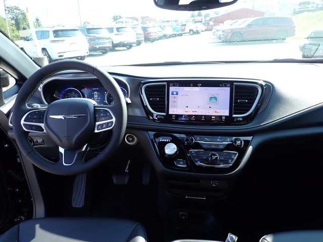 2026 Chrysler Pacifica photo 15