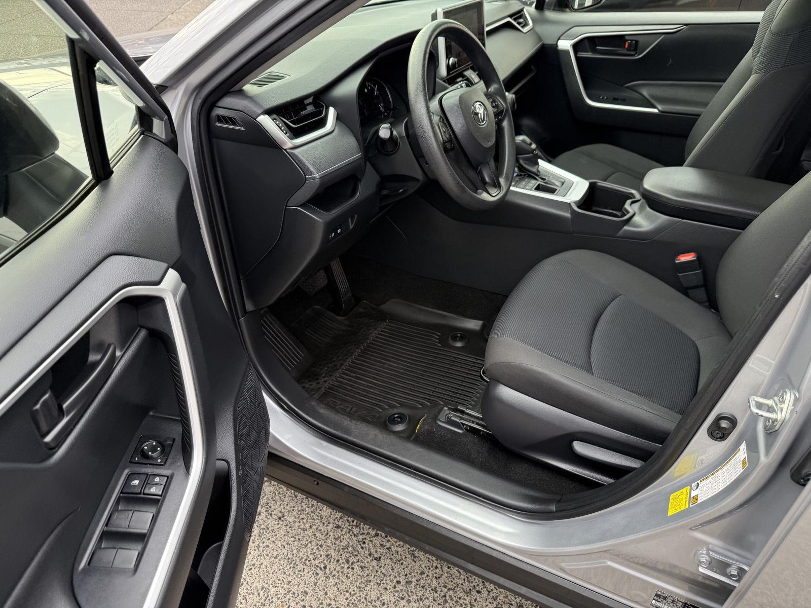 2023 Toyota RAV4 LE photo 9