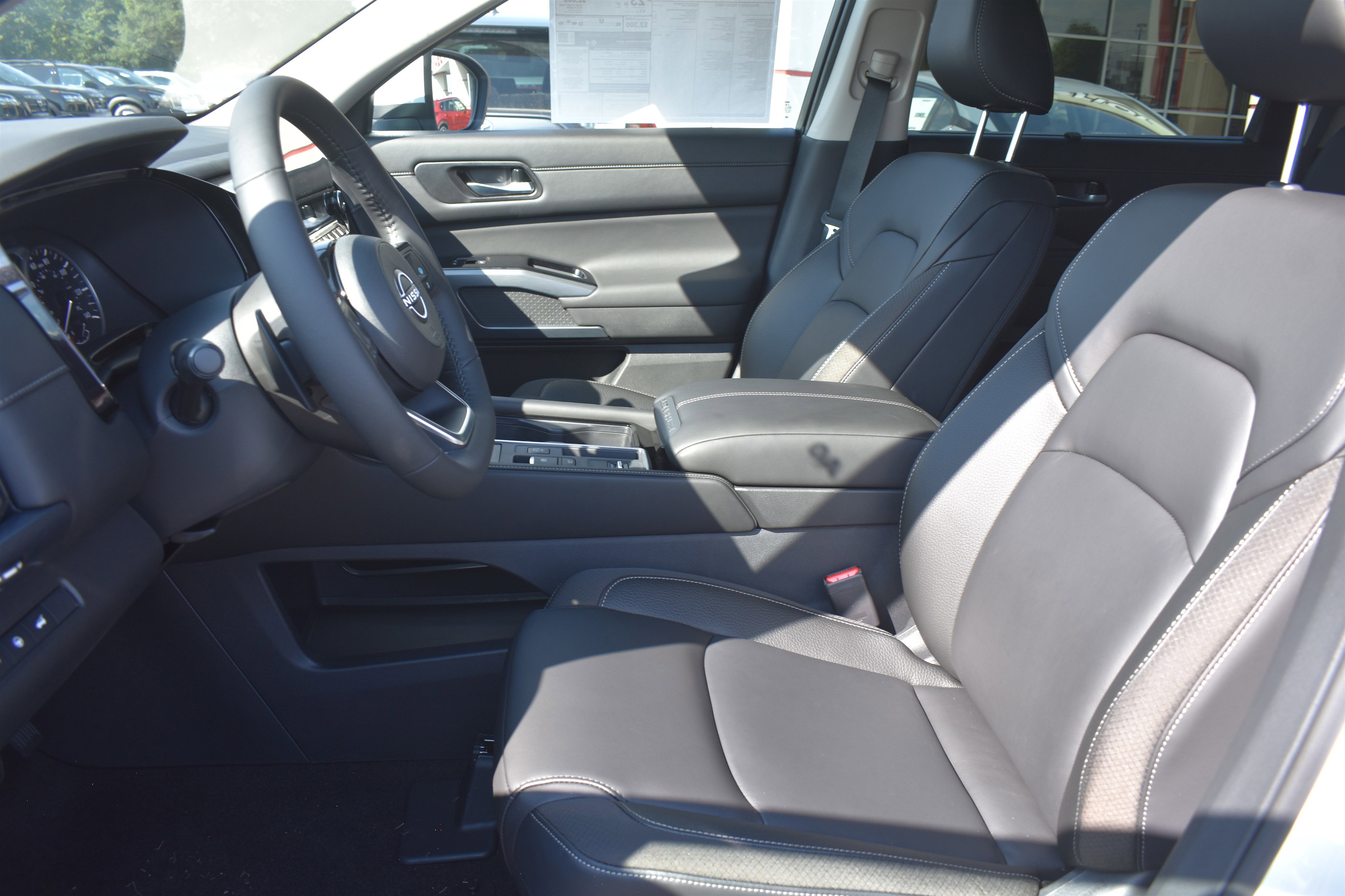 2025 Nissan Pathfinder SL photo 5