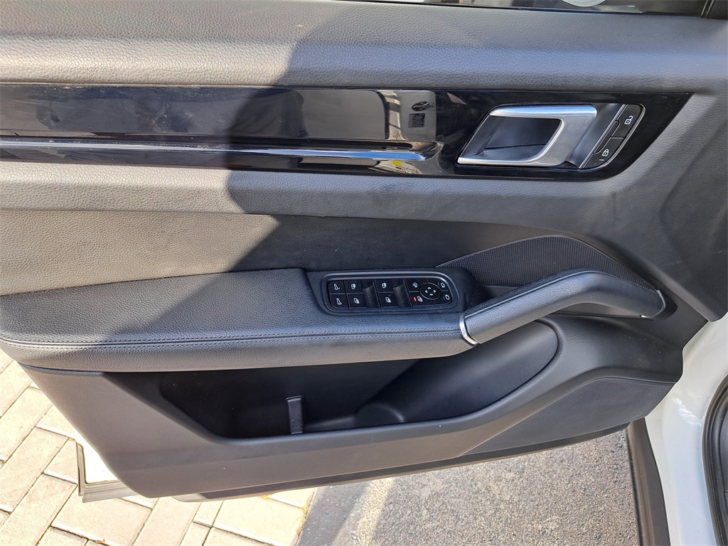 2023 Porsche Cayenne Coupe Base photo 12