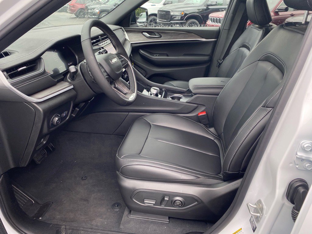 2025 Jeep Grand Cherokee Limited photo 3