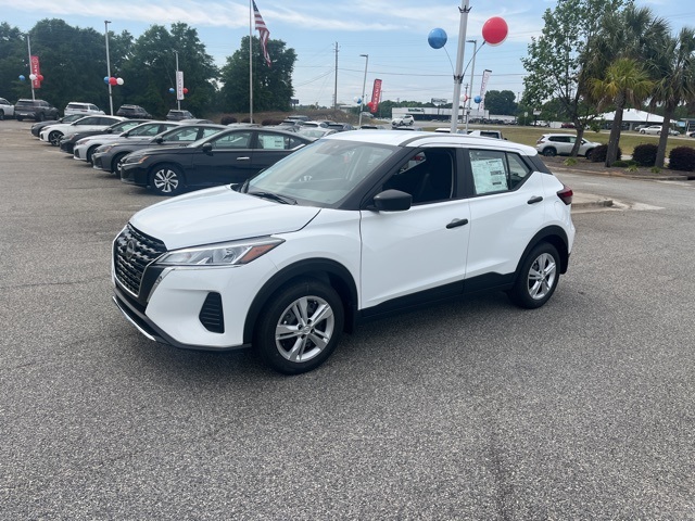 2025 Nissan Kicks Play S photo 3