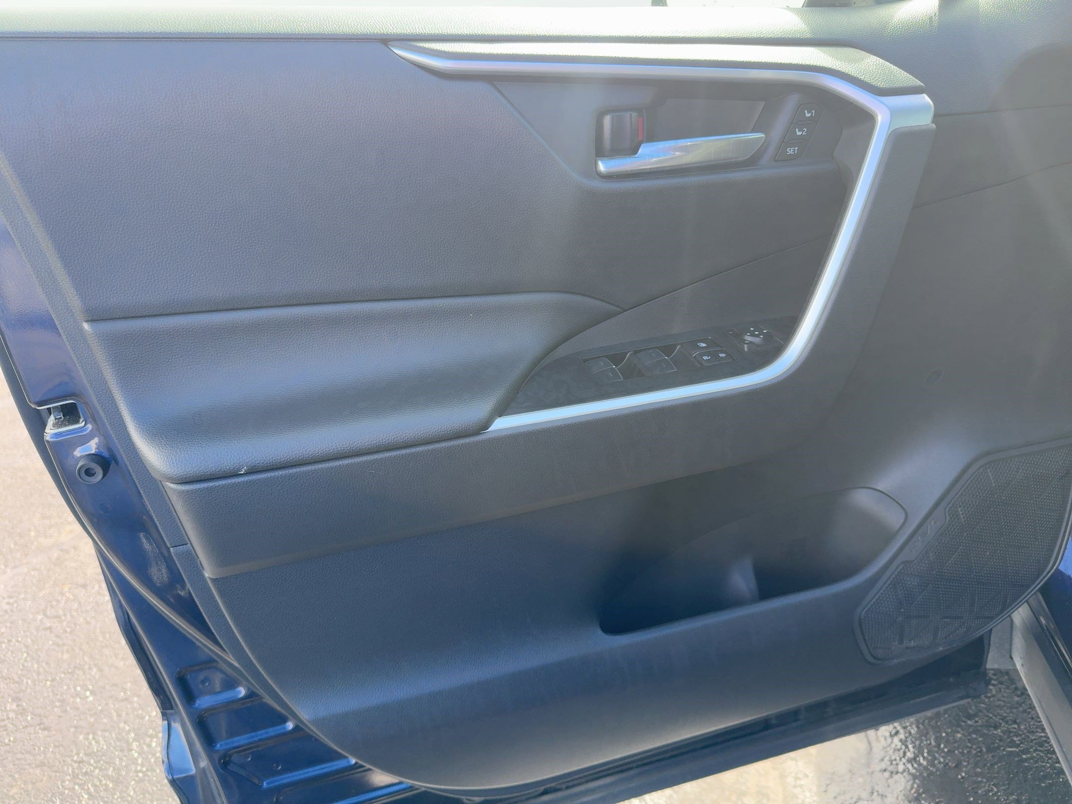 2022 Toyota RAV4 Hybrid XLE Premium photo 9